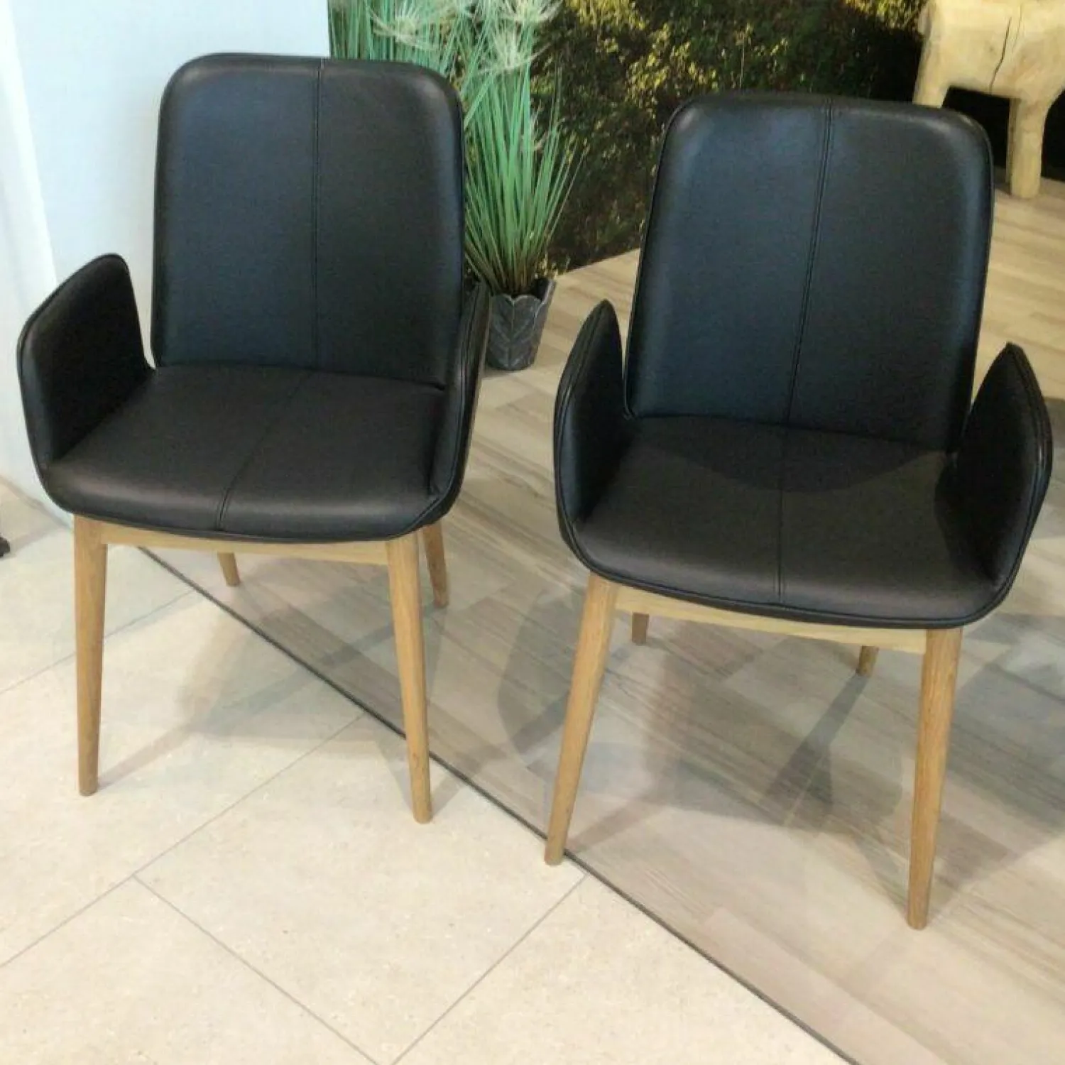 Contur Stuhlsets|2er-Set Stuhl Urbino Stuhl Leder Massiv Nero Füße Eiche Natur mit Armlehne