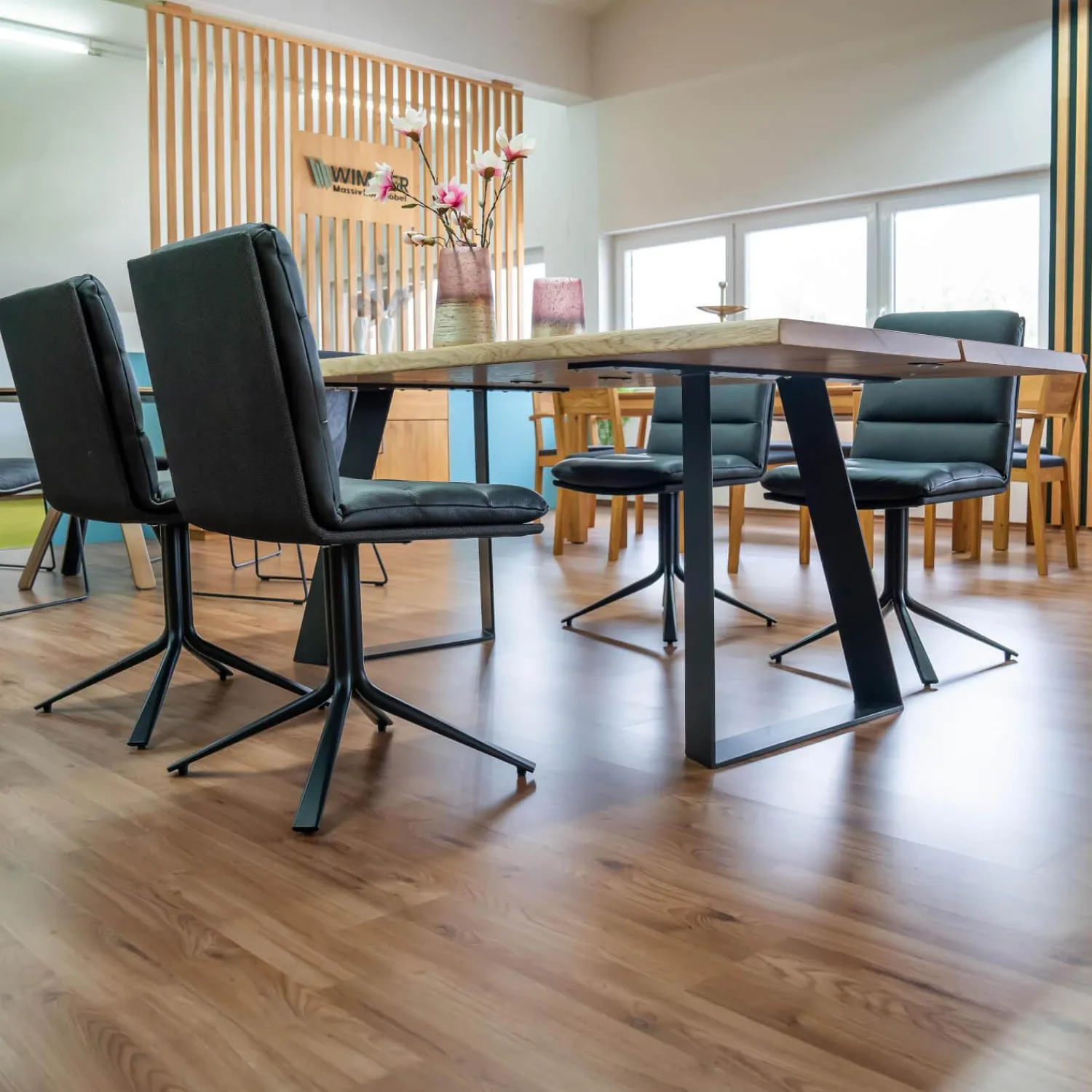 Wimmer Essgruppen|Essgruppe 18 Hundert Kuffentisch Rustikale Asteiche Hartwachsöl Natur Äste Gestell RAL7021 Schwarzgrau Mit 4 Stativstühlen Ohne Deko