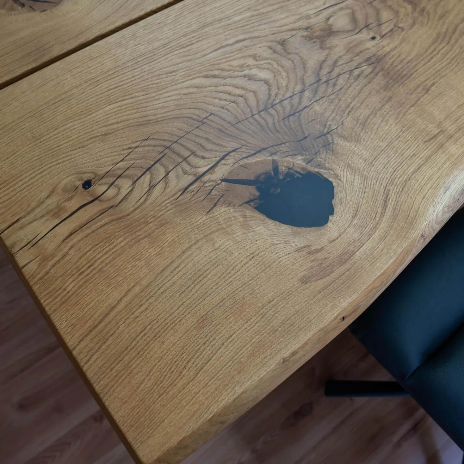 Wimmer Essgruppen|Essgruppe 18 Hundert Kuffentisch Rustikale Asteiche Hartwachsöl Natur Äste Gestell RAL7021 Schwarzgrau Mit 4 Stativstühlen Ohne Deko