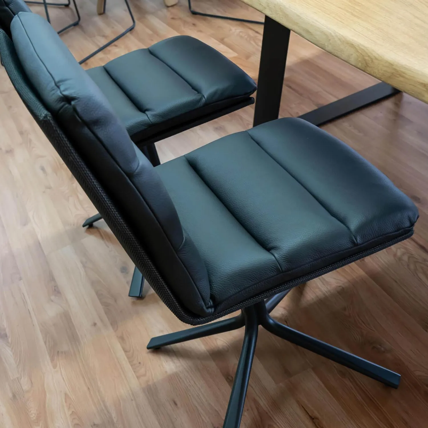 Wimmer Essgruppen|Essgruppe 18 Hundert Kuffentisch Rustikale Asteiche Hartwachsöl Natur Äste Gestell RAL7021 Schwarzgrau Mit 4 Stativstühlen Ohne Deko