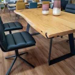 Wimmer Essgruppen|Essgruppe 18 Hundert Kuffentisch Rustikale Asteiche Hartwachsöl Natur Äste Gestell RAL7021 Schwarzgrau Mit 4 Stativstühlen Ohne Deko