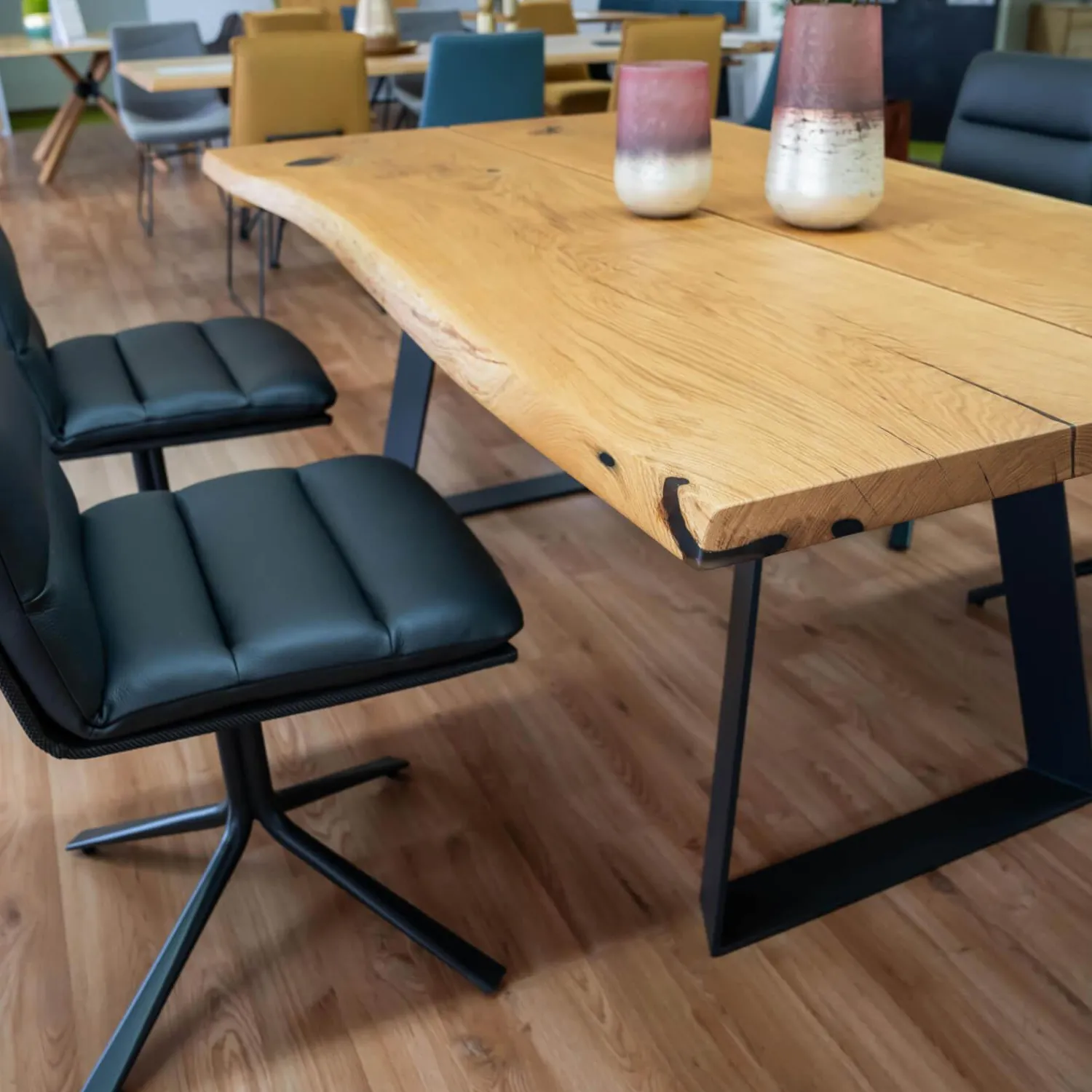 Wimmer Essgruppen|Essgruppe 18 Hundert Kuffentisch Rustikale Asteiche Hartwachsöl Natur Äste Gestell RAL7021 Schwarzgrau Mit 4 Stativstühlen Ohne Deko