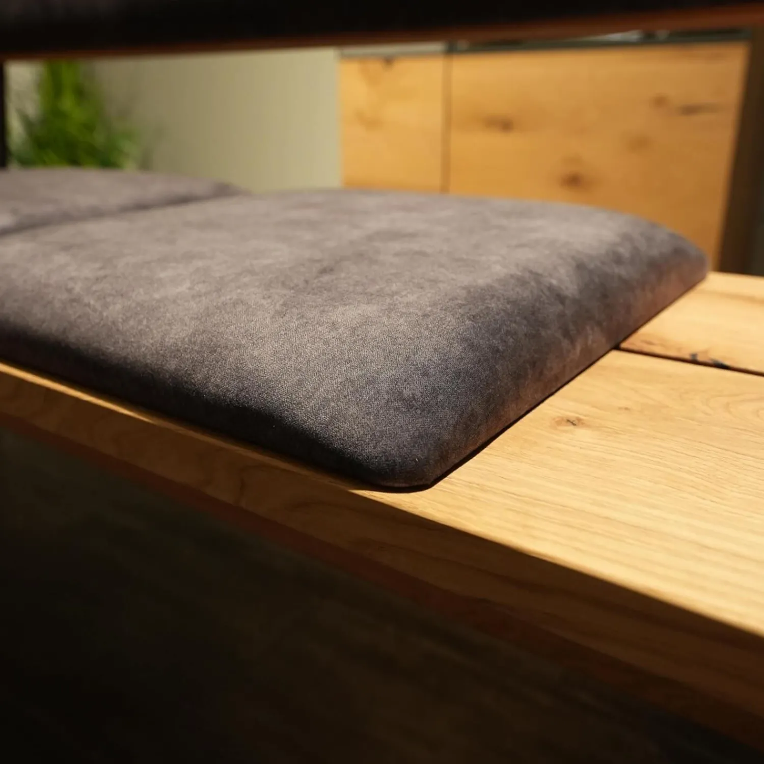 Wiemann Essgruppen|Essgruppe 45225 Tisch Wildeiche Massiv Natur Gestell Metall Lack Schwarz 2140 Stühle Und Bank 663 66SN Wildeiche Natur Effekt Lack Amour 12201 Dark Grey Grau Rücken Stoff Forza 12305 Gestell Metall