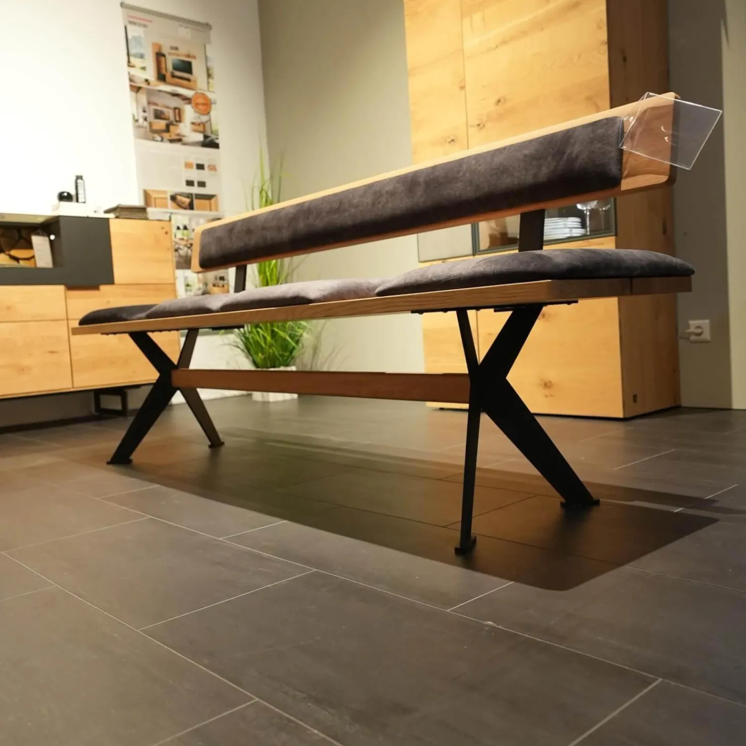 Wiemann Essgruppen|Essgruppe 45225 Tisch Wildeiche Massiv Natur Gestell Metall Lack Schwarz 2140 Stühle Und Bank 663 66SN Wildeiche Natur Effekt Lack Amour 12201 Dark Grey Grau Rücken Stoff Forza 12305 Gestell Metall