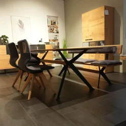 Wiemann Essgruppen|Essgruppe 45225 Tisch Wildeiche Massiv Natur Gestell Metall Lack Schwarz 2140 Stühle Und Bank 663 66SN Wildeiche Natur Effekt Lack Amour 12201 Dark Grey Grau Rücken Stoff Forza 12305 Gestell Metall