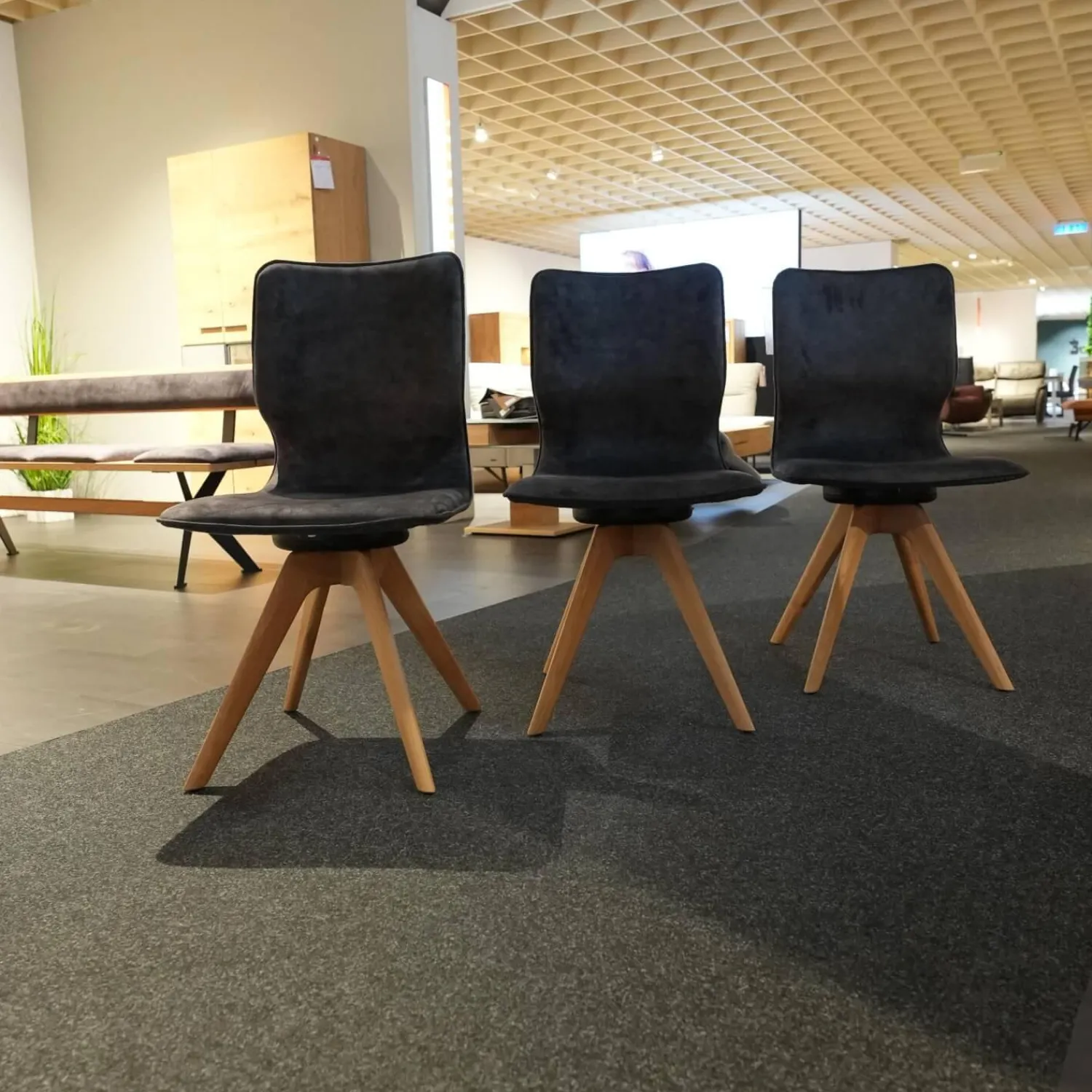 Wiemann Essgruppen|Essgruppe 45225 Tisch Wildeiche Massiv Natur Gestell Metall Lack Schwarz 2140 Stühle Und Bank 663 66SN Wildeiche Natur Effekt Lack Amour 12201 Dark Grey Grau Rücken Stoff Forza 12305 Gestell Metall