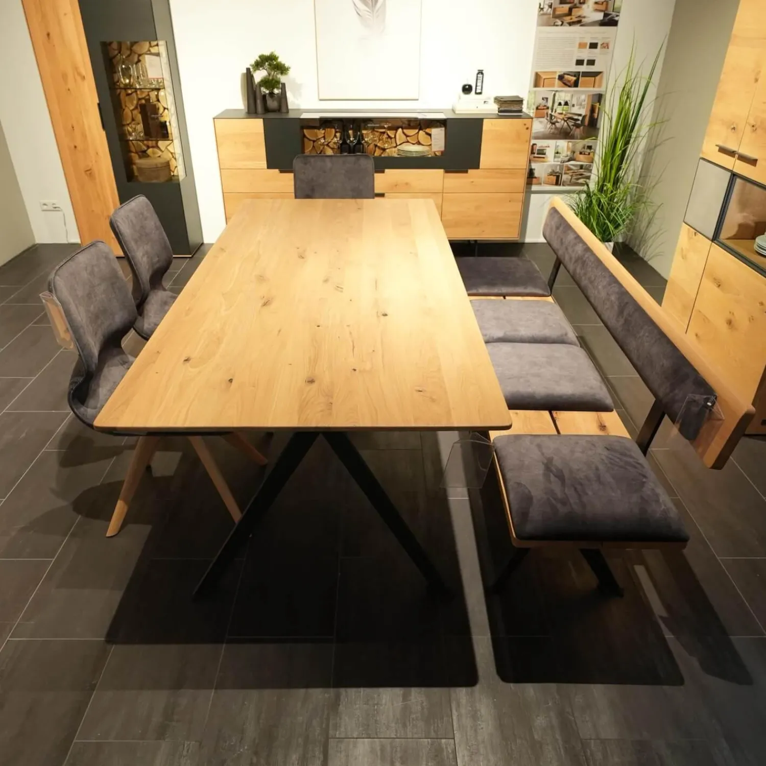 Wiemann Essgruppen|Essgruppe 45225 Tisch Wildeiche Massiv Natur Gestell Metall Lack Schwarz 2140 Stühle Und Bank 663 66SN Wildeiche Natur Effekt Lack Amour 12201 Dark Grey Grau Rücken Stoff Forza 12305 Gestell Metall