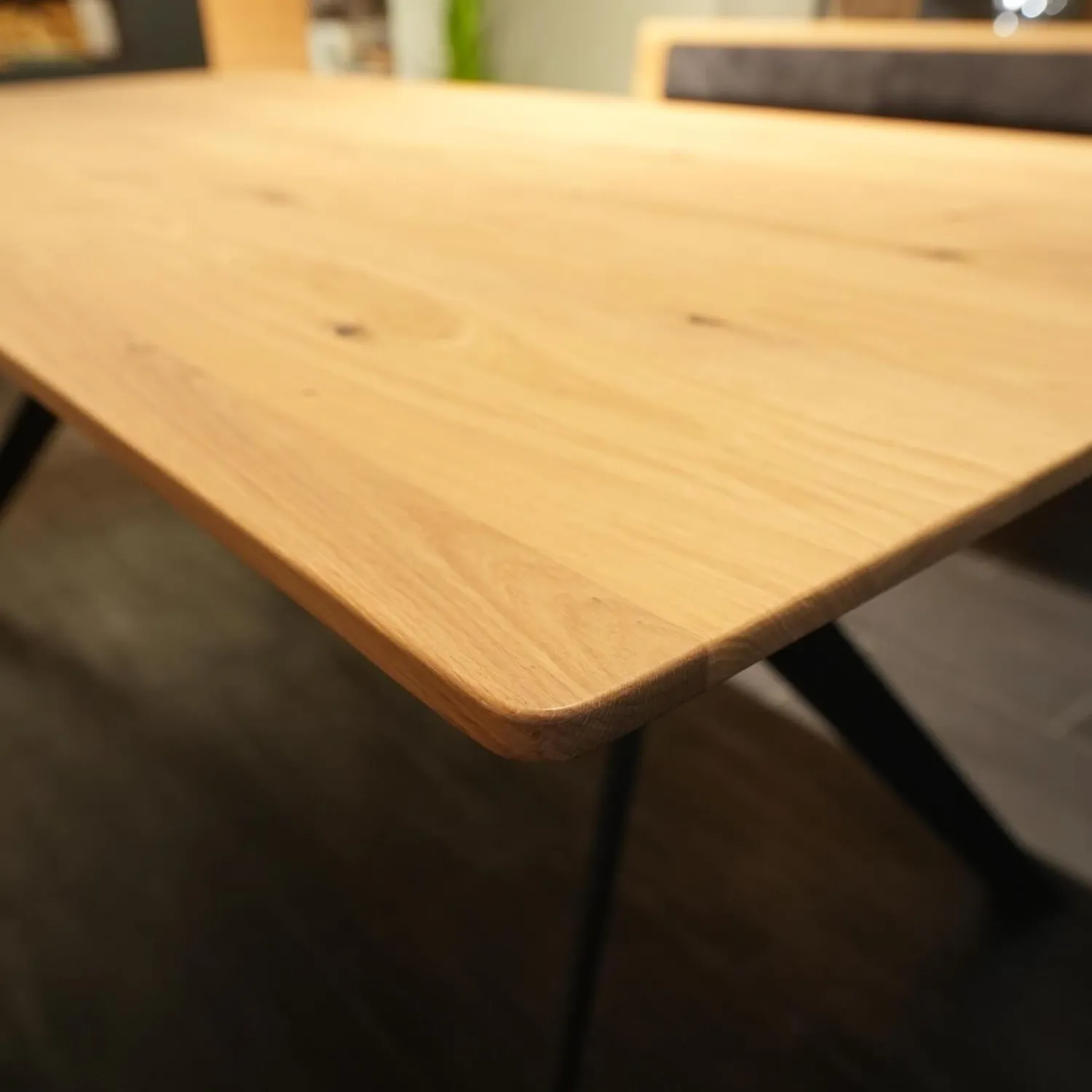 Wiemann Essgruppen|Essgruppe 45225 Tisch Wildeiche Massiv Natur Gestell Metall Lack Schwarz 2140 Stühle Und Bank 663 66SN Wildeiche Natur Effekt Lack Amour 12201 Dark Grey Grau Rücken Stoff Forza 12305 Gestell Metall