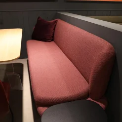 K+W Essgruppen|Essgruppe Gallery Bank Stoff 0575 12 Rosewood Rot Stühle Leder Bronko Bordeaux Rot Gestell Metall Schwarz Lackiert Tischplatte Wildeiche Bianco Lackiert