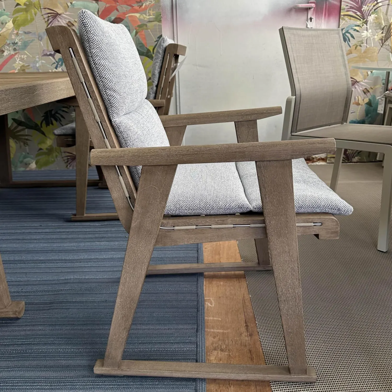 B&B Italia Essgruppen|Essgruppe Gio Outdoor Teak Antique Grey Stühle Bezug Stoff Ecate Blau Weiß