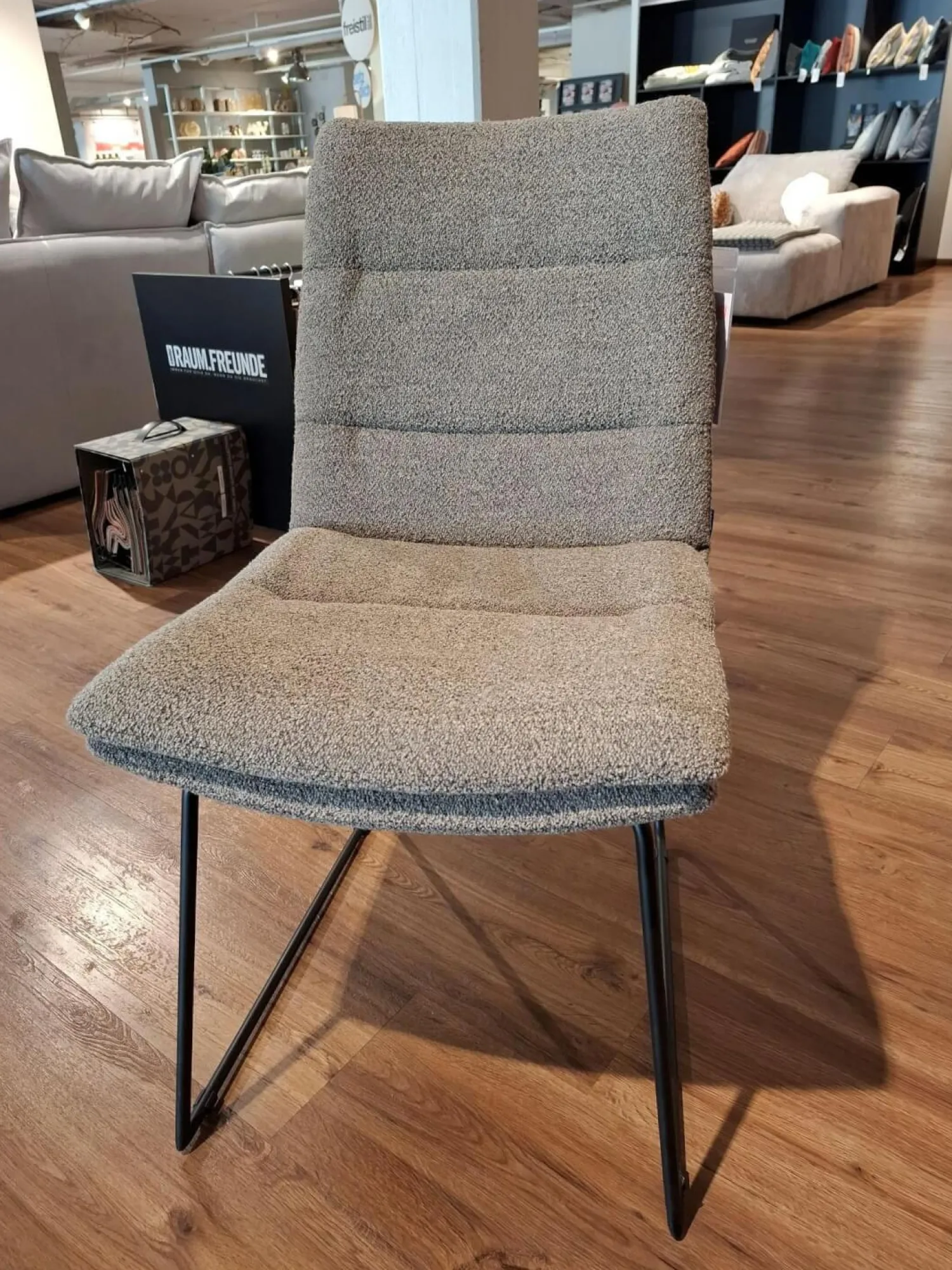 Raum.Freunde Stuhlsets|Essgruppe Jukka Stoff Alpine Braun Gestell Schwarz 1 Bank 4 Stühle