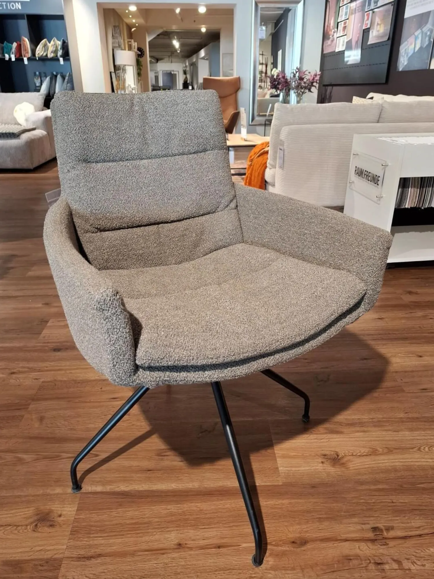 Raum.Freunde Stuhlsets|Essgruppe Jukka Stoff Alpine Braun Gestell Schwarz 1 Bank 4 Stühle