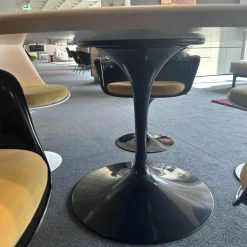 Knoll International Essgruppen|Stuhlsets|Essgruppe Saarinen Tisch Platte Fenix Weiß Fuß Schwarz Stuhl Tulip Fenix Schwarz Und Weiß Stoff Eva 154 Gold