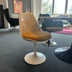 Knoll International Essgruppen|Stuhlsets|Essgruppe Saarinen Tisch Platte Fenix Weiß Fuß Schwarz Stuhl Tulip Fenix Schwarz Und Weiß Stoff Eva 154 Gold