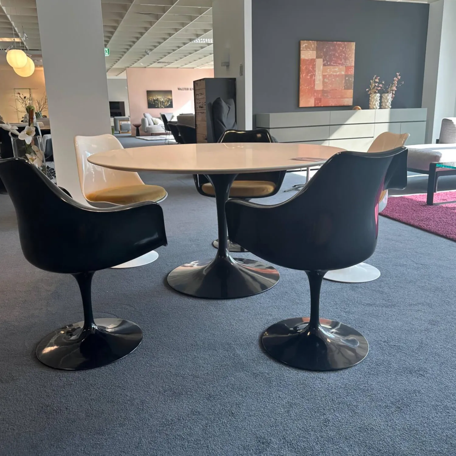 Knoll International Essgruppen|Stuhlsets|Essgruppe Saarinen Tisch Platte Fenix Weiß Fuß Schwarz Stuhl Tulip Fenix Schwarz Und Weiß Stoff Eva 154 Gold