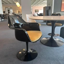 Knoll International Essgruppen|Stuhlsets|Essgruppe Saarinen Tisch Platte Fenix Weiß Fuß Schwarz Stuhl Tulip Fenix Schwarz Und Weiß Stoff Eva 154 Gold