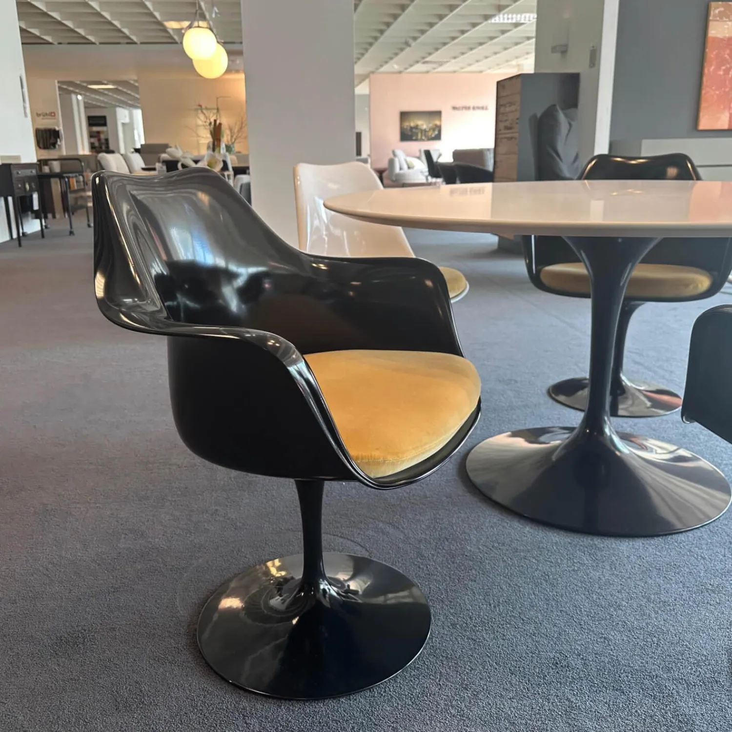 Knoll International Essgruppen|Stuhlsets|Essgruppe Saarinen Tisch Platte Fenix Weiß Fuß Schwarz Stuhl Tulip Fenix Schwarz Und Weiß Stoff Eva 154 Gold