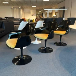 Knoll International Essgruppen|Stuhlsets|Essgruppe Saarinen Tisch Platte Fenix Weiß Fuß Schwarz Stuhl Tulip Fenix Schwarz Und Weiß Stoff Eva 154 Gold