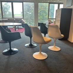 Knoll International Essgruppen|Stuhlsets|Essgruppe Saarinen Tisch Platte Fenix Weiß Fuß Schwarz Stuhl Tulip Fenix Schwarz Und Weiß Stoff Eva 154 Gold