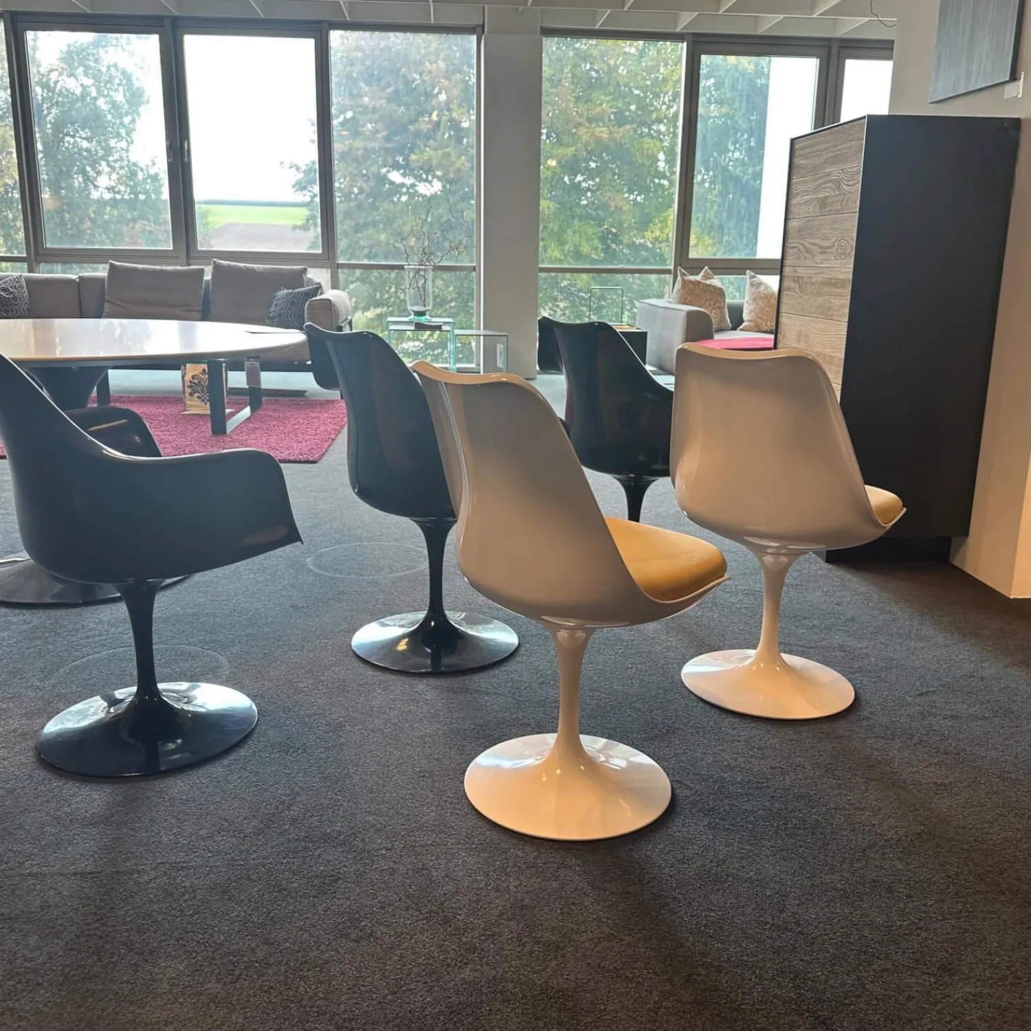 Knoll International Essgruppen|Stuhlsets|Essgruppe Saarinen Tisch Platte Fenix Weiß Fuß Schwarz Stuhl Tulip Fenix Schwarz Und Weiß Stoff Eva 154 Gold
