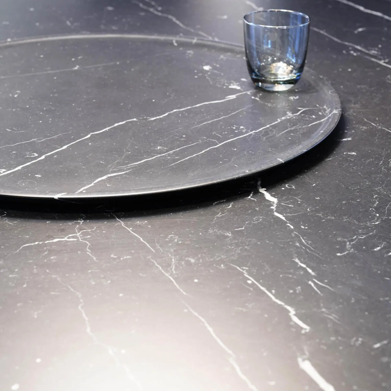 Maxalto Essgruppen|Essgruppe Tisch Astrum Marmor Maquinia Schwarz Matt mit 4 Stühlen Caratos