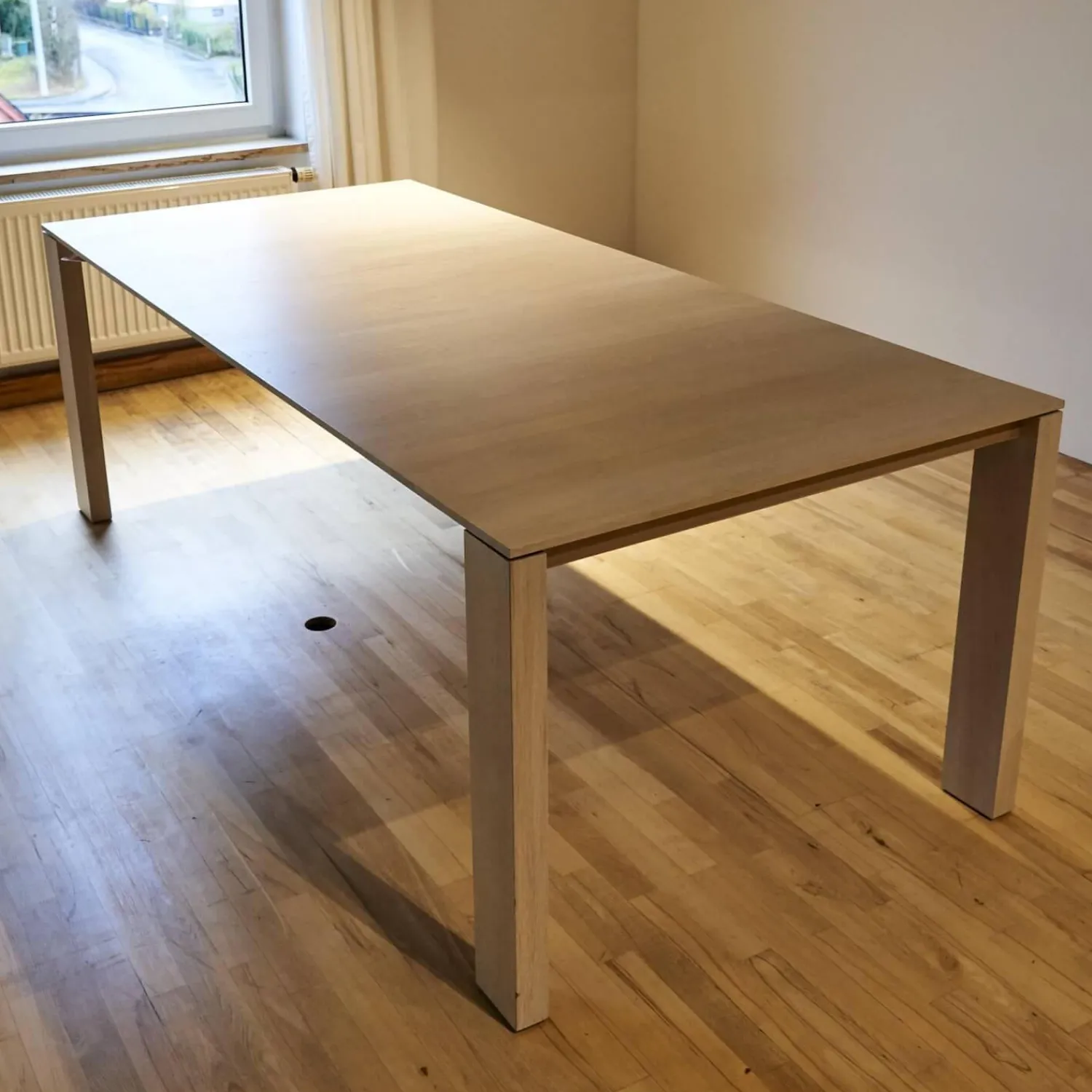 Rodam Esstische|Esstisch 3300 10 Kara Eiche 940 Kreideweiss Lackiert Maserung Quer