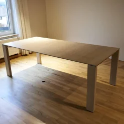 Rodam Esstische|Esstisch 3300 10 Kara Eiche 940 Kreideweiss Lackiert Maserung Quer