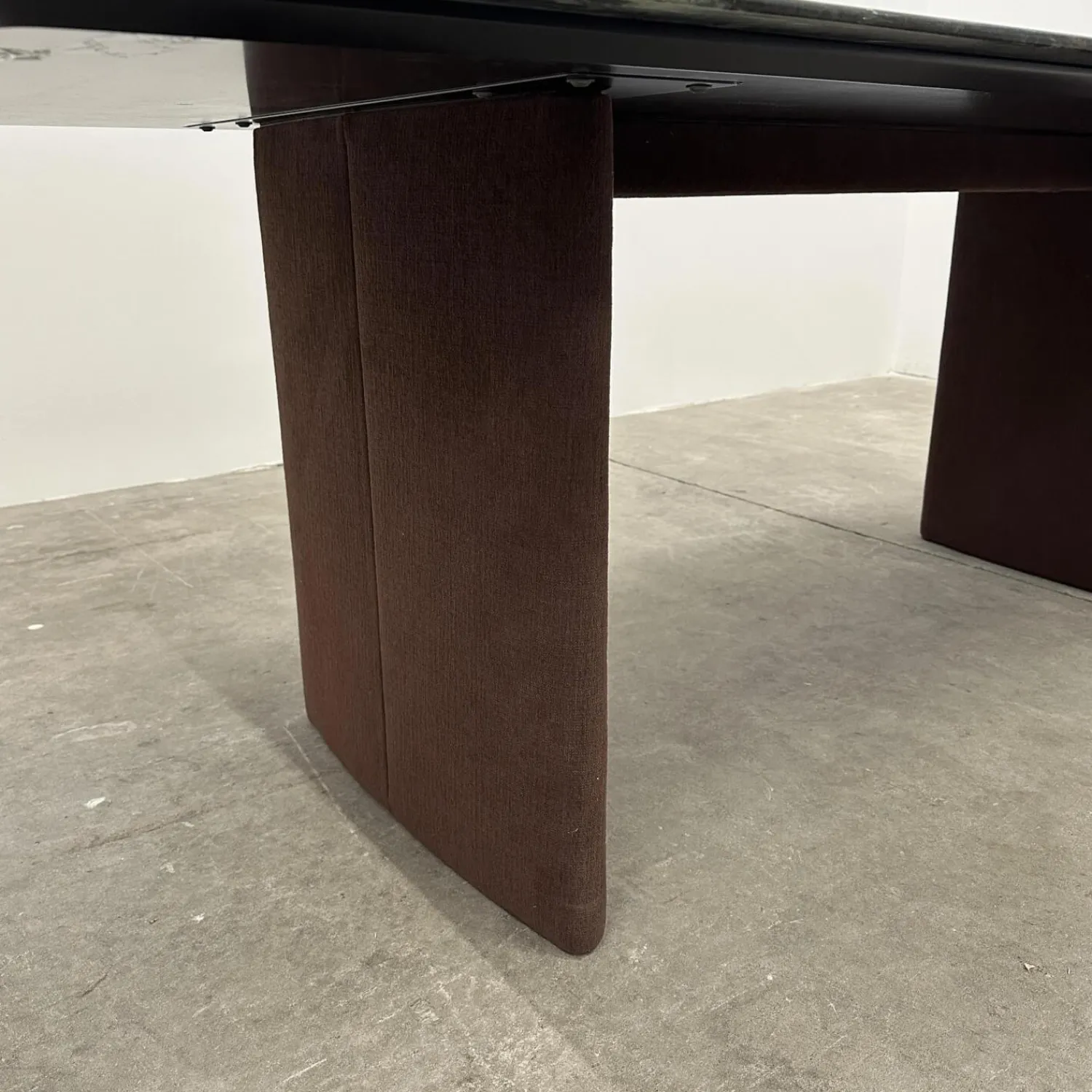 COR Esstische|Esstisch 3222 Ipa Platte Stein Tauern Schwarz Grün Geschliffen Wangen Stoff 10125 Bordeaux Rot