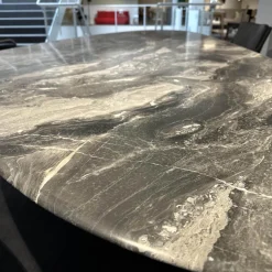 Draenert Esstische|Esstisch 1550 Kent Platte Trilungo Kalkstein Orobico Light Geledert Gestell Aluguss Schwarz Beschichtet