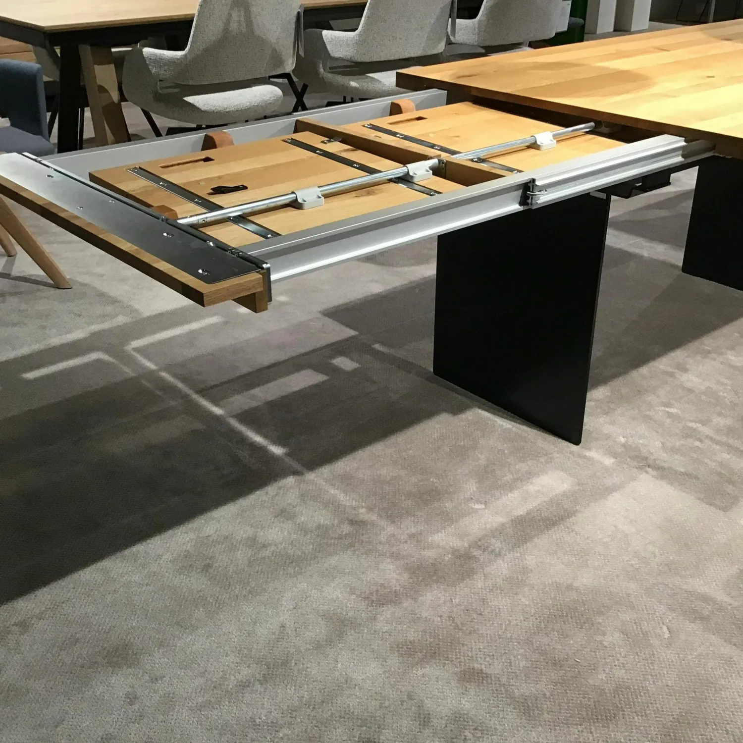 kf furniture Esstische|Esstisch 3110.1.2.220.1 Platte Eiche Astig Wangengestell Rohstahl Schwarz mit Klappeinlage