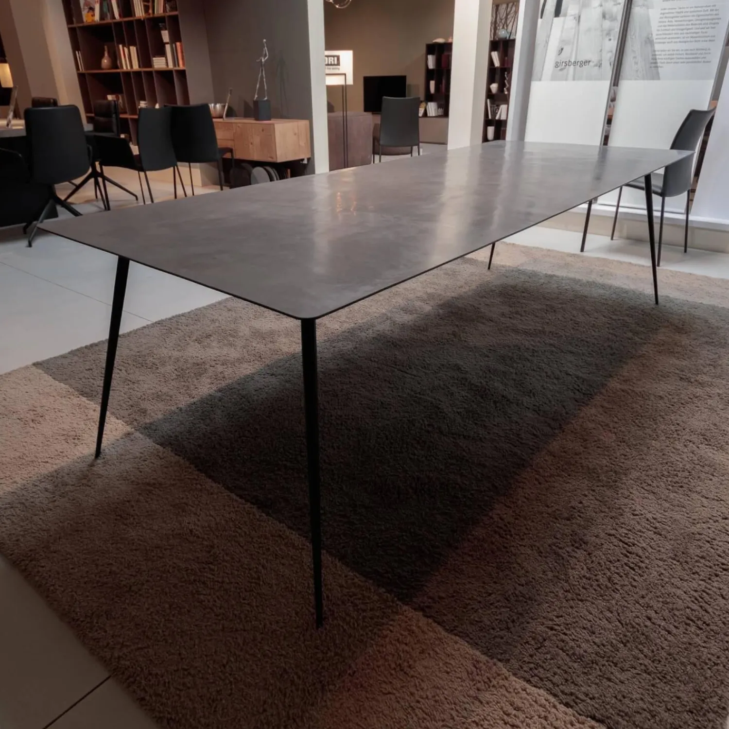 Extendo Esstische|Esstisch Spillo Platte Portland Grau Gestell Schwarz