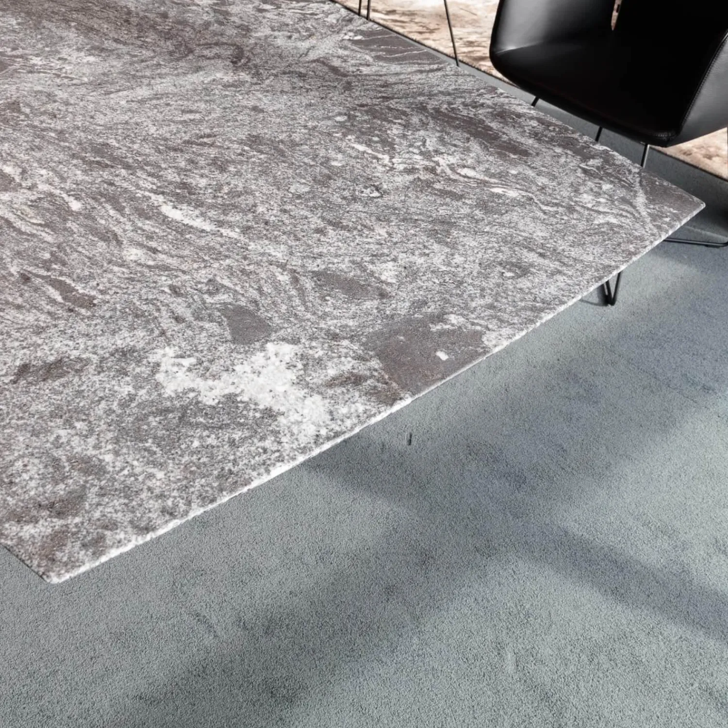 Draenert Esstische|Esstisch Adler ll Platte Gneis Silver Paradiso Grau Geledert Sockel Oval Schwarz Beschichtet Ohne Rollen