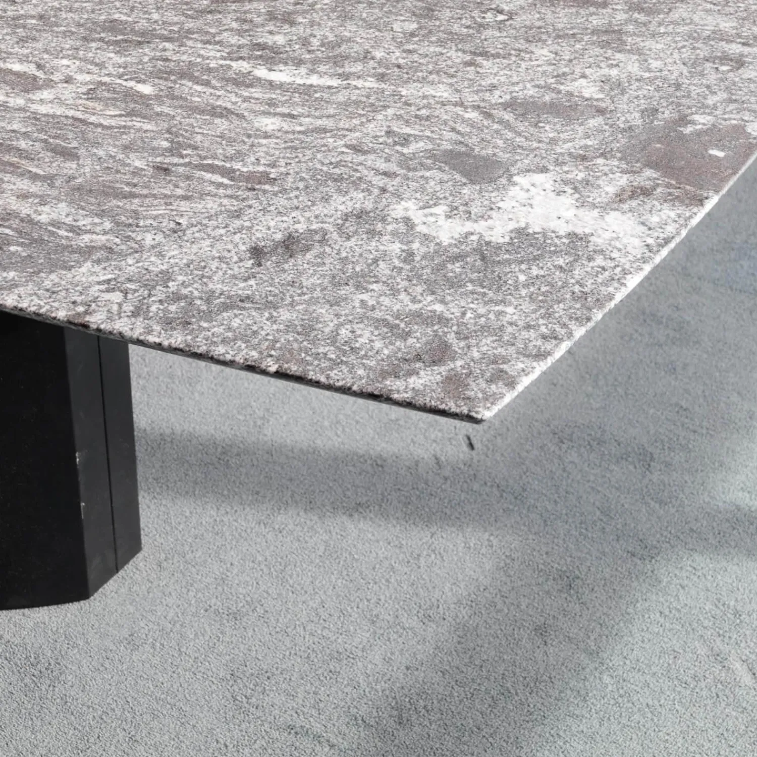 Draenert Esstische|Esstisch Adler ll Platte Gneis Silver Paradiso Grau Geledert Sockel Oval Schwarz Beschichtet Ohne Rollen