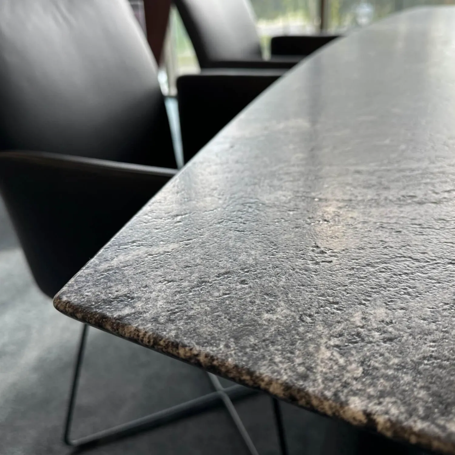 Draenert Esstische|Esstisch Adler ll Platte Gneis Silver Paradiso Grau Geledert Sockel Oval Schwarz Beschichtet Ohne Rollen