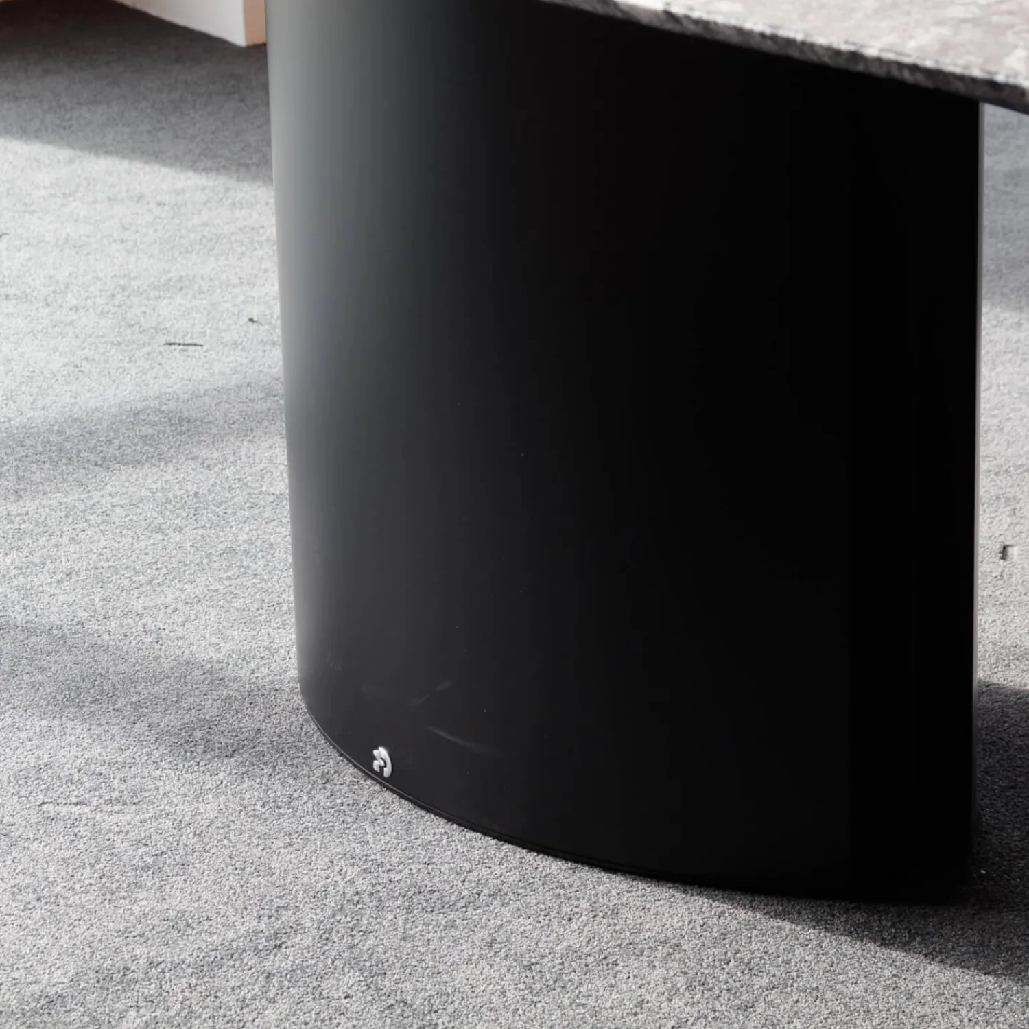 Draenert Esstische|Esstisch Adler ll Platte Gneis Silver Paradiso Grau Geledert Sockel Oval Schwarz Beschichtet Ohne Rollen