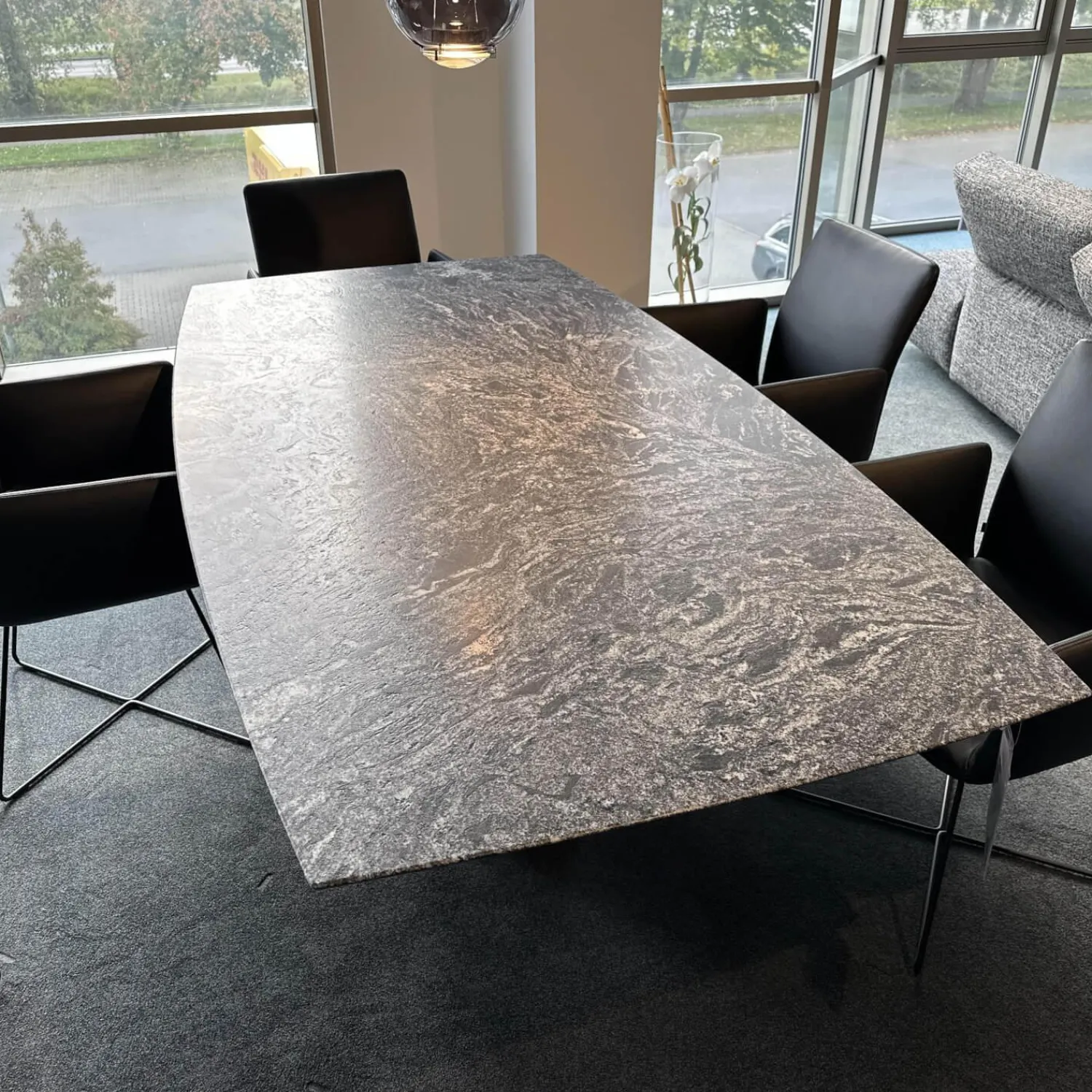 Draenert Esstische|Esstisch Adler ll Platte Gneis Silver Paradiso Grau Geledert Sockel Oval Schwarz Beschichtet Ohne Rollen