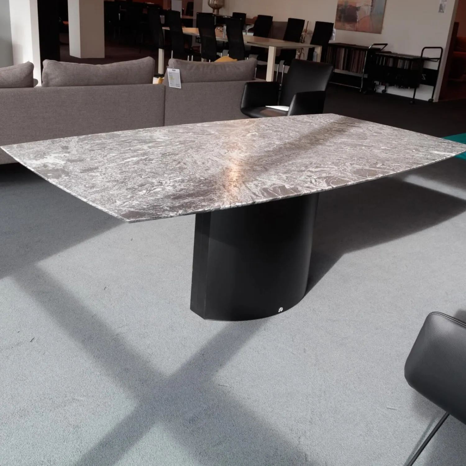 Draenert Esstische|Esstisch Adler ll Platte Gneis Silver Paradiso Grau Geledert Sockel Oval Schwarz Beschichtet Ohne Rollen