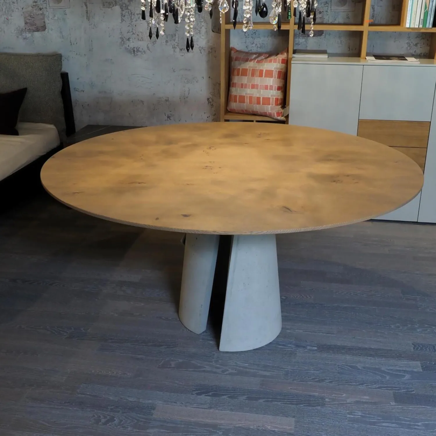 Girsberger Esstische|Esstisch Anto Asteiche Schieferschwarz Gespachtelt Gebürstet Grau Gekalkt Naturmatt Lackiert Fuß Beton Natur