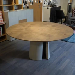 Girsberger Esstische|Esstisch Anto Asteiche Schieferschwarz Gespachtelt Gebürstet Grau Gekalkt Naturmatt Lackiert Fuß Beton Natur