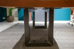 Riva Esstische|Esstisch Auckland Kauriholz mit Naturkanten Gefüllt mit Epoxyharz Gestell Natureisen Geölt