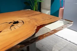 Riva Esstische|Esstisch Auckland Kauriholz mit Naturkanten Gefüllt mit Epoxyharz Gestell Natureisen Geölt