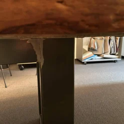 Riva1920 Esstische|Esstisch Auckland Platte Holz Kauri Oberfläche Geschliffen Gestell Natureisen Geölt Schwarz