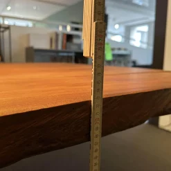 Riva1920 Esstische|Esstisch Auckland Platte Holz Kauri Oberfläche Geschliffen Gestell Natureisen Geölt Schwarz