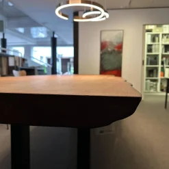 Riva1920 Esstische|Esstisch Auckland Platte Holz Kauri Oberfläche Geschliffen Gestell Natureisen Geölt Schwarz