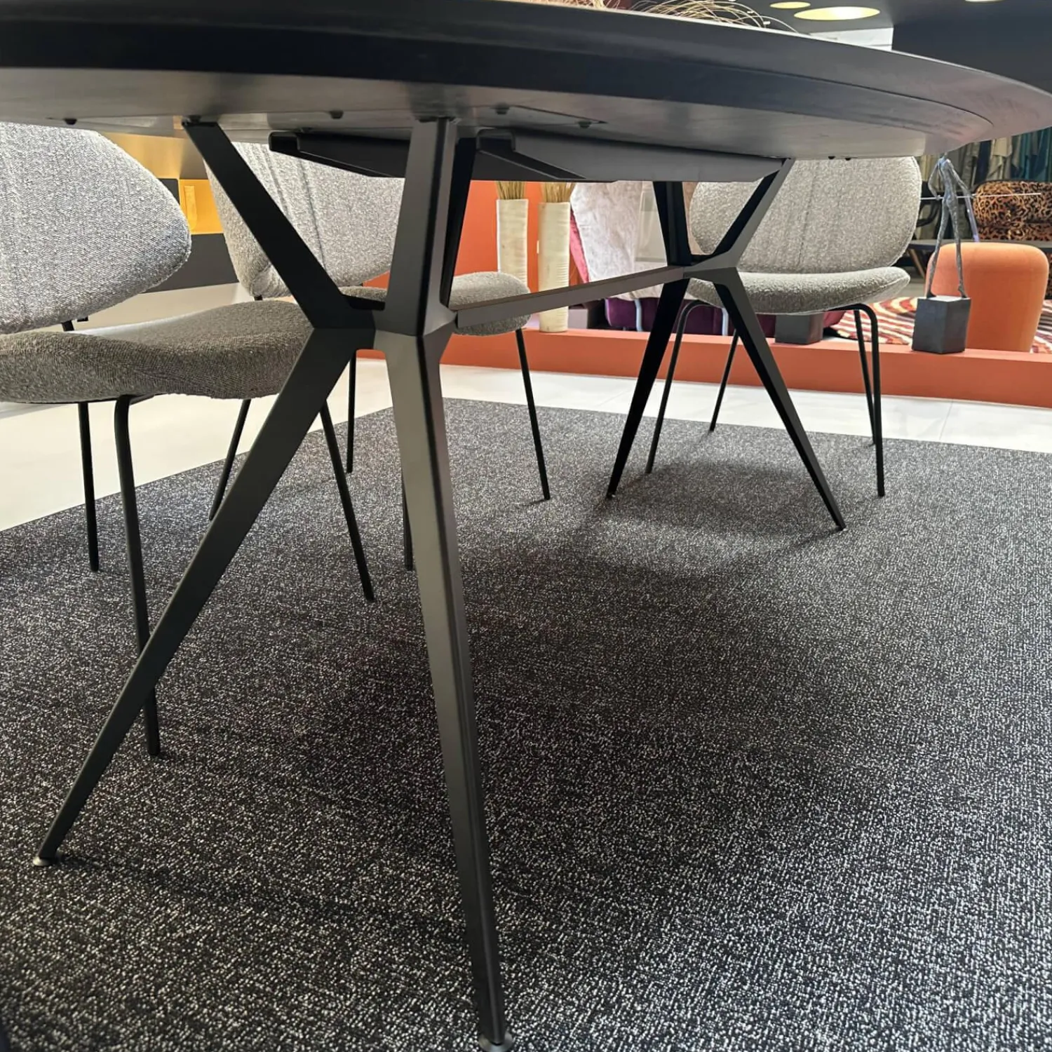 Extendo Esstische|Esstisch Balance Platte Nussbaum Ovale Gestell Schwarz