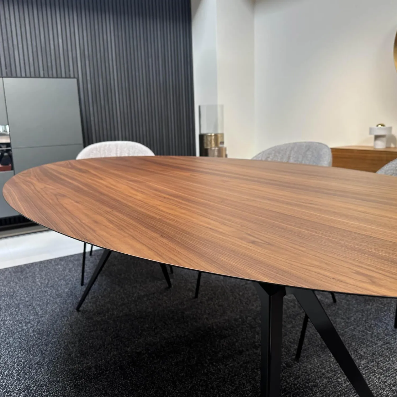 Extendo Esstische|Esstisch Balance Platte Nussbaum Ovale Gestell Schwarz