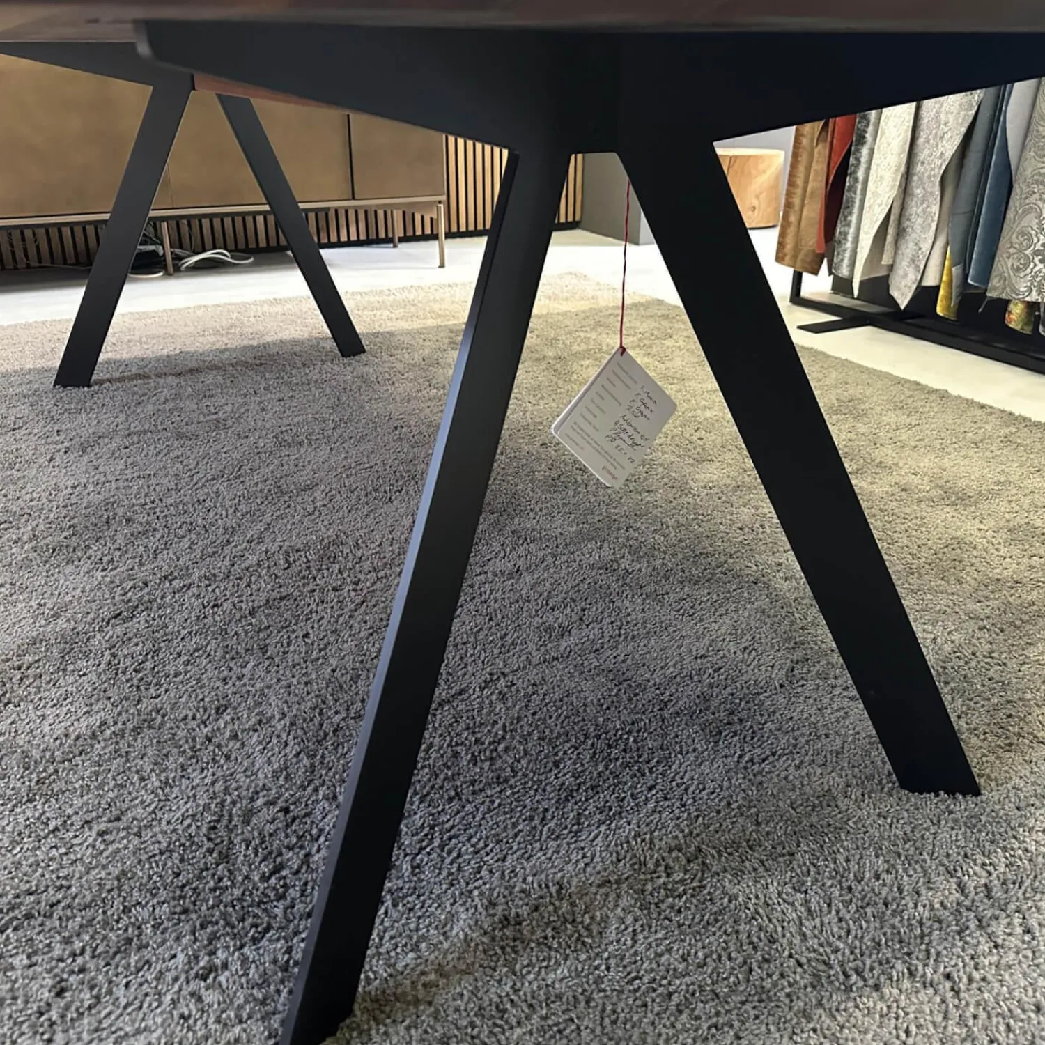 Girsberger Esstische|Esstisch Barra Platte Amerikanischer Nussbaum Natur Geölt Fußausleger Stahl Tiefschwarz Schwarz Pulverbeschichtet