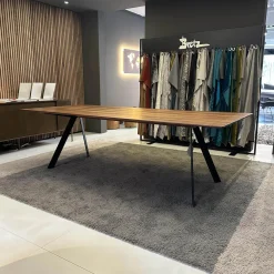 Girsberger Esstische|Esstisch Barra Platte Amerikanischer Nussbaum Natur Geölt Fußausleger Stahl Tiefschwarz Schwarz Pulverbeschichtet