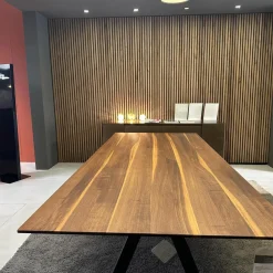 Girsberger Esstische|Esstisch Barra Platte Amerikanischer Nussbaum Natur Geölt Fußausleger Stahl Tiefschwarz Schwarz Pulverbeschichtet