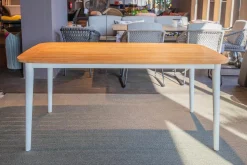 Solpuri Gartentische|Esstisch Charlie Outdoor Platte Teakholz Gestell Aluminium Weiß Pulverbeschichtet